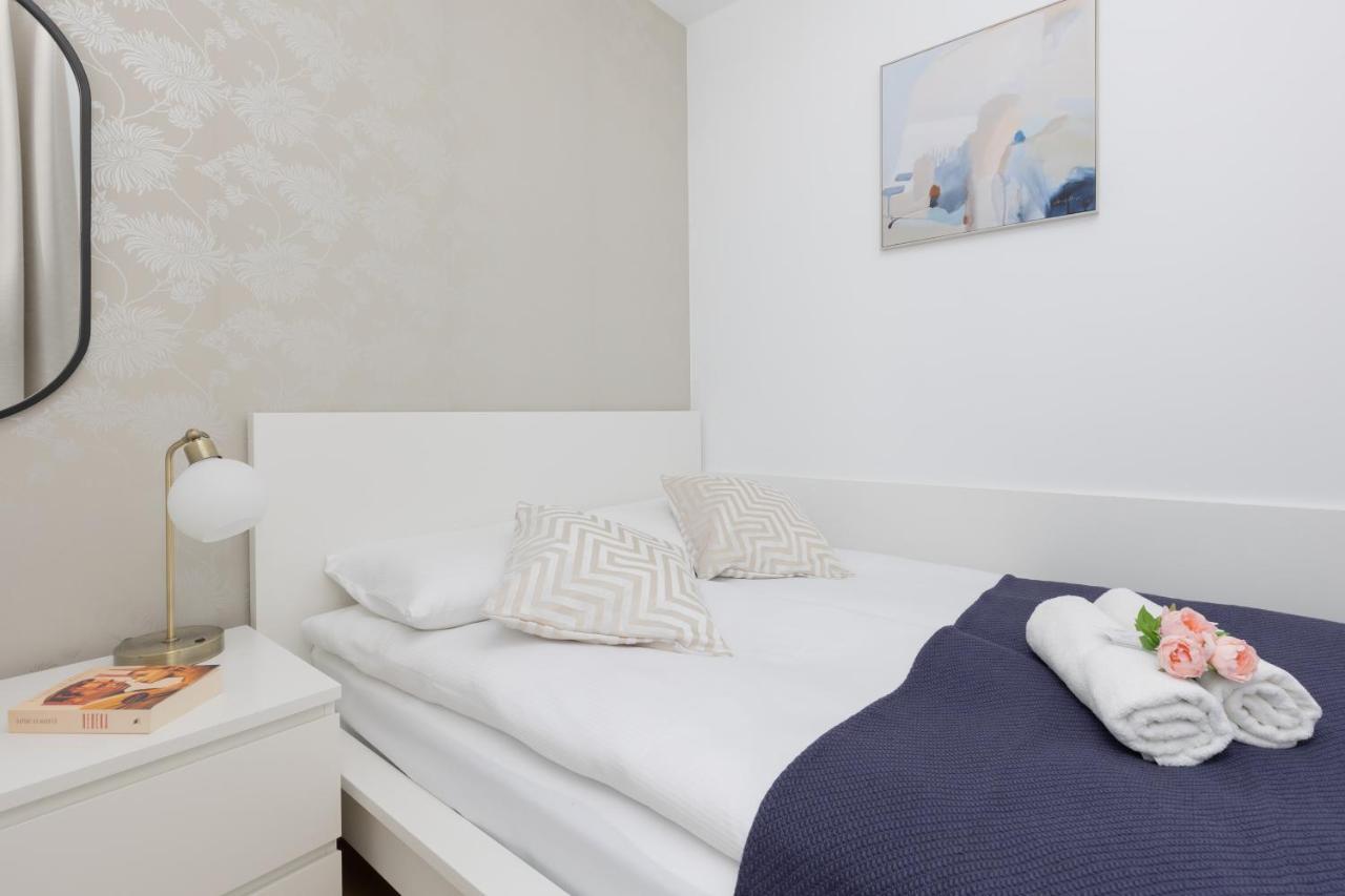 Warszawa Srodmiescie Bonifraterska Apartments By Noclegi Renters Екстер'єр фото